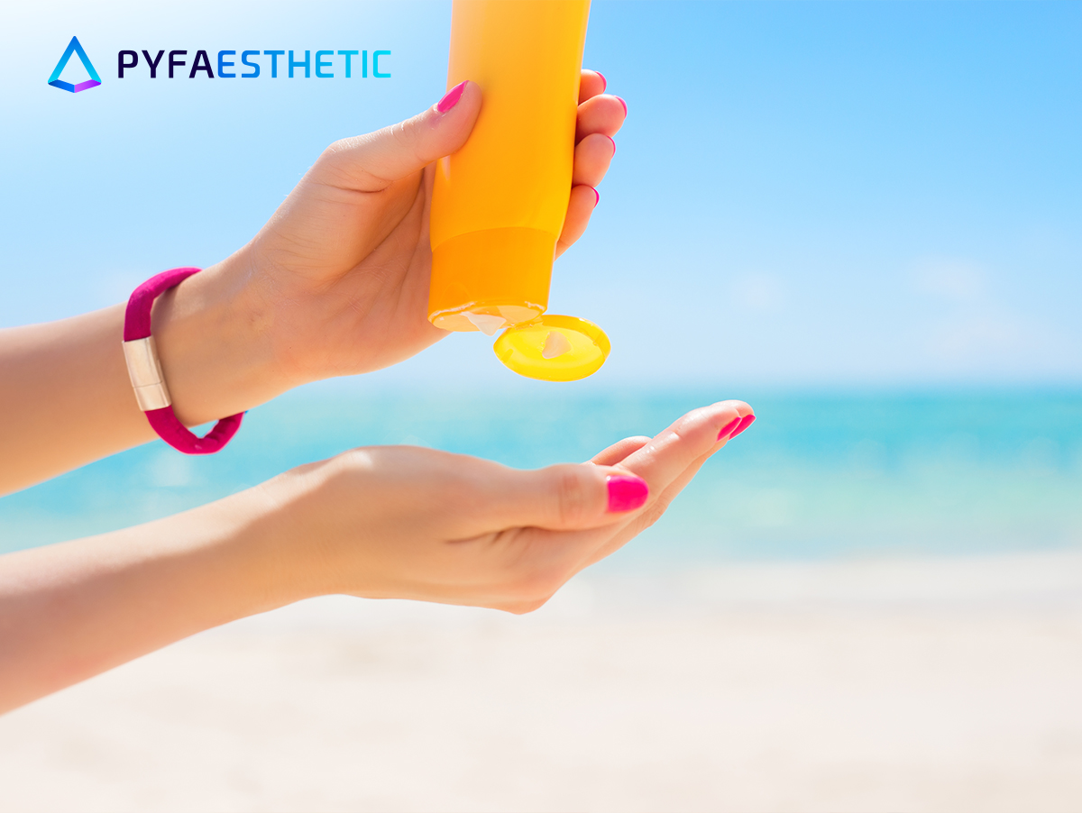 Sunscreen adalah produk perawatan kulit yang berfungsi untuk melindungi kulit dari sinar Ultraviolet (UVA/UVB), Visible/Blue Light dan Infra Red (IR). Untuk memberikan perlindungan yang optimal, terutama untuk Anda yang suka melakukan banyak aktivitas, sunscreen waterproof adalah pilihan yang tepat. Sunscreen tidak boleh dilewatkan ketika beraktivitas, baik di dalam maupun luar ruangan. Namun, ketika terkena air dan keringat, sunscreen menjadi mudah licin dan luntur. Untuk mengatasi hal ini, Anda bisa menggunakan sunscreen waterproof. Apa itu sunscreen waterproof dan keunggulannya? Berikut informasi selengkapnya. Sunscreen Waterproof Ketika Anda sedang berenang di pantai atau kolam renang, sunscreen yang sudah digunakan di pagi hari sering kali luntur karena air. Hal ini membuat perlindungan terhadap sinar UV menjadi tidak optimal. Perlindungan kulit yang tidak optimal terhadap sinar UV berisiko mengakibatkan kerusakan kulit, bahkan penuaan dini pada kulit. Untuk mengatasi masalah ini, Anda bisa memilih sunscreen waterproof sebagai produk perawatan kulit esensial. Sunscreen waterproof dilengkapi dengan beragam keunggulan, misalnya perlindungan kulit yang optimal terhadap sinar ultraviolet, baik UVA dan UVB, meski terkena air dan cuaca lembap. Selain itu, sunscreen waterproof juga memiliki ketahanan yang baik terhadap keringat, sehingga cocok digunakan ketika beraktivitas di luar ruangan, terutama di bawah sinar matahari. Tips Penggunaan Sunscreen Waterproof yang Tepat Tahukah Anda, paparan sinar UV tidak hanya menembus kulit di wilayah tropis, namun juga di wilayah bersalju atau di dekat air. Bahkan, risiko sinar UV lebih tinggi ketika berada di wilayah bersalju dan di dekat air, karena air bisa merefleksikan sinar matahari. Oleh karena itu, penggunaan sunscreen waterproof sangat dianjurkan untuk menurunkan risiko tersebut. Agar bisa mendapatkan perlindungan kulit yang tepat, berikut tips menyesuaikan waktu penggunaan sunscreen waterproof ketika beraktivitas di luar ruangan: Aplikasikan sunscreen waterproof setidaknya 20-30 menit sebelum beraktivitas di luar ruangan. Aplikasikan sunscreen berulang setiap 2 jam sekali, terutama ketika Anda berada di luar ruang, khususnya apabila sunscreen yang digunakan memiliki nilai SPF