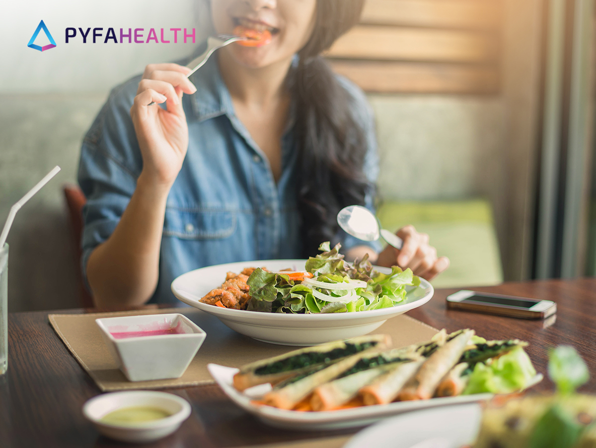 wanita duduk di meja makanan sehat menurunkan berat badan