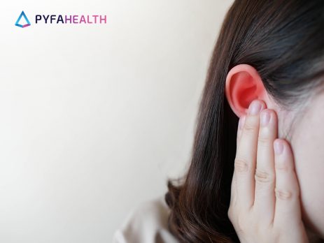 perempuan sakit telinga berdengung merah