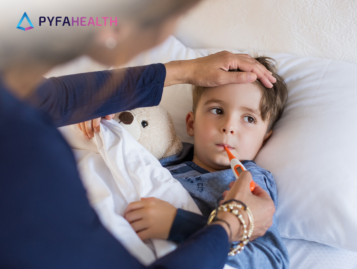 anak laki-laki demam di kasur cara mengatasi anak demam dengan tepat tanpa panik