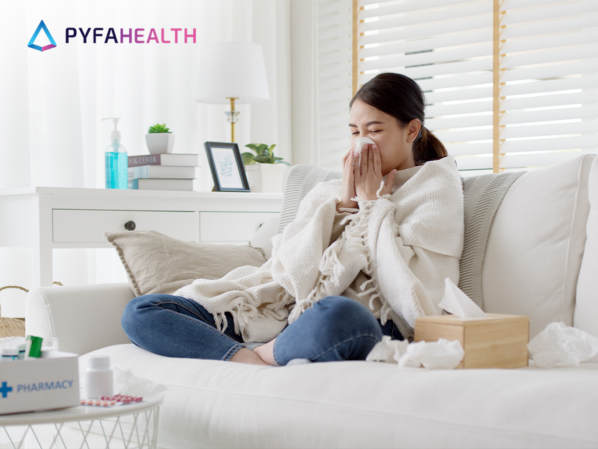 perempuan duduk di sofa pilek flu hidung tersumbat cara mengatasi pilek di rumah dengan makanan sehat