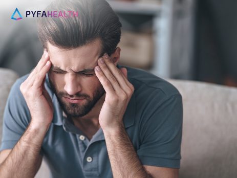 laki-laki duduk di sofa rumah cara mengatasi sakit kepala dengan cepat tanpa perlu ke dokter