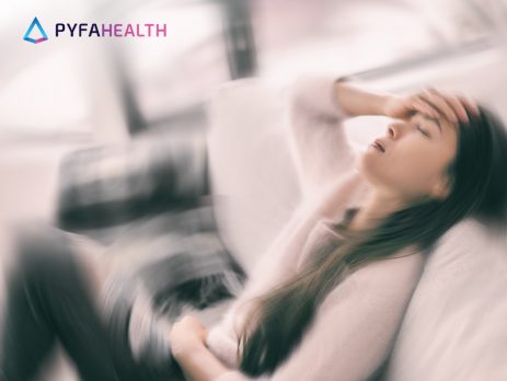 perempuan di rumah duduk di sofa pusing sakit kepala latihan gerakan untuk mengatasi vertigo