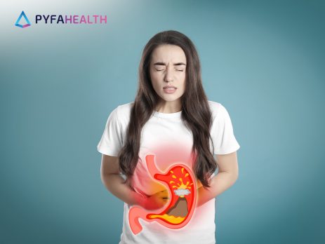 perempuan berdiri pegang perut bahan alami untuk mengatasi asam lambung